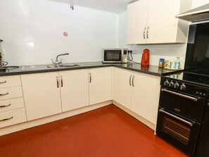 Private kitchen - West Barn Bunkhouse Retreat (Richmond)