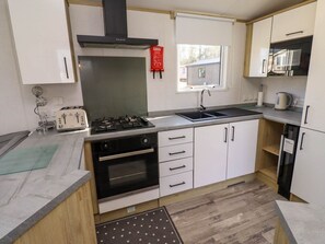 Private kitchen - 10 Woodlands Way, Longframlington (Morpeth)