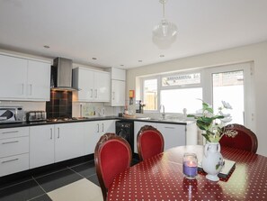 Dishwasher - 42 Hyfrydle Road in Penygroes. (Caernarfon)