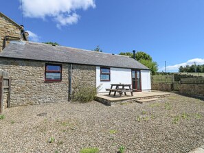 Outdoor dining - Dale View Cottage: Cozy Retreat (Hexham)