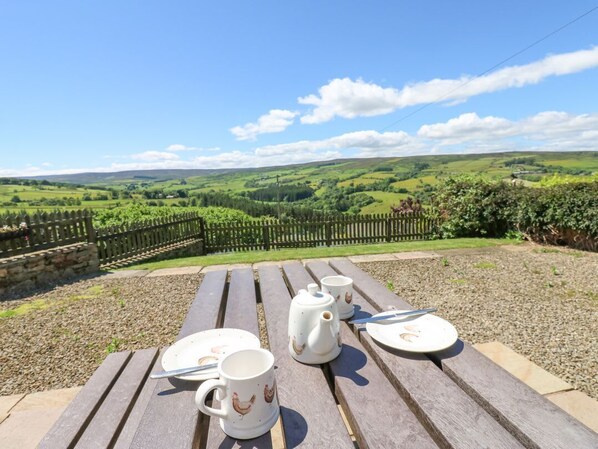 Outdoor dining - Dale View Cottage: Cozy Retreat (Hexham)