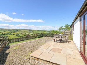 Outdoor dining - Dale View Cottage: Cozy Retreat (Hexham)
