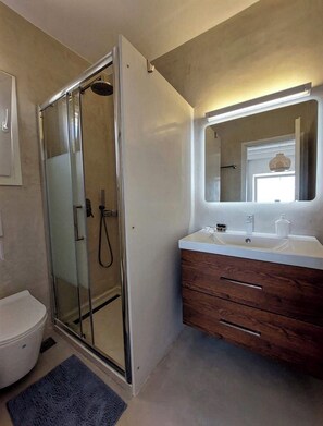 Hair dryer, towels, soap, toilet paper - Cycladic Sunset (Mykonos)