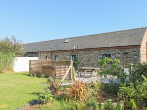 Outdoor dining - Cowslip Cottage, Haverfordwest (Haverfordwest)