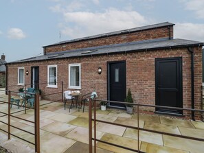 Outdoor dining - Charming Plum Barn Retreat in Catesby (Daventry)