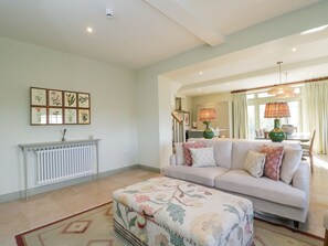 Living area - Charming Oak Home in Elcot (Newbury)