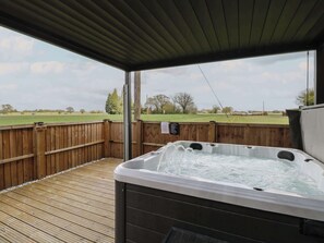 Outdoor spa tub - Aloe Lodge Retreat Near Heath Fm (Diss)
