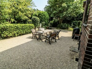 Outdoor dining - Bentfield House, Whiston (Rotherham)