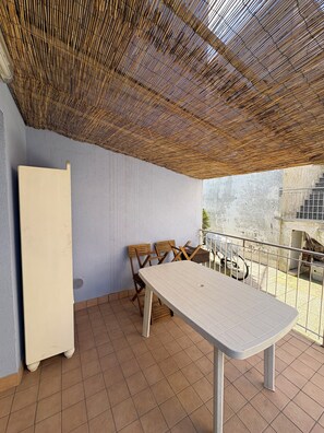 Outdoor dining - Sea &Pineta Apartment (Punta Marina)