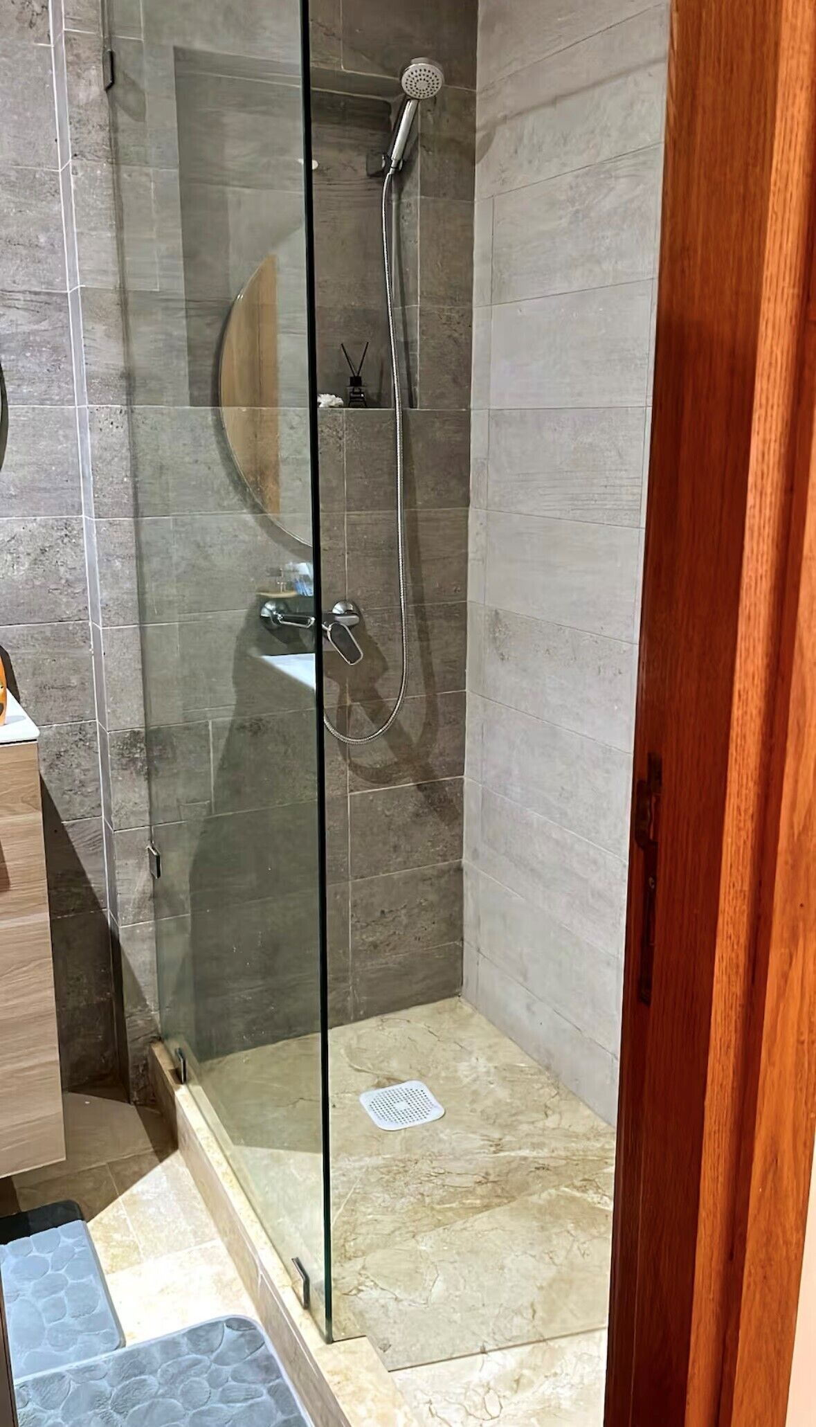 ビデ、タオル、石鹸、トイレットペーパー