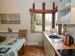 Private kitchen - Fox Cottage, Droitwich Spa (Droitwich)