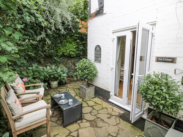 Terrace/patio - Fox Cottage, Droitwich Spa (Droitwich)