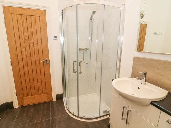 Shower - BLAKE HALL, woodburner, countryside views, Bowes (Barnard Castle)