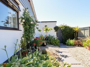 Property grounds - Jenny Wren, Tywardreath (Par)