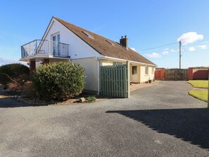 A single-story house with a balcony, a green gate, and a paved driveway. - Meadow View, Letterston (Haverfordwest)