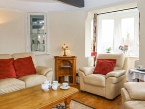 Fireplace - HOP HOUSE: Cozy Retreat with WiFi (Hastings)
