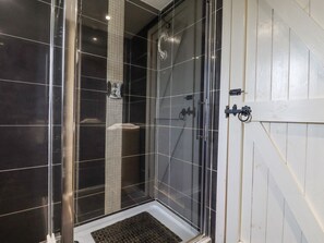 Shower - HOP HOUSE: Cozy Retreat with WiFi (Hastings)