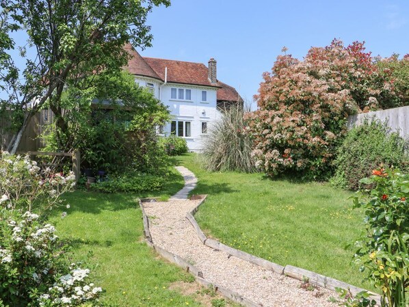 A house with a garden path leading to the front door. - HOP HOUSE: Cozy Retreat with WiFi (Hastings)