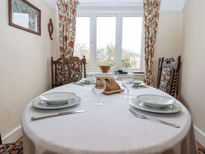 Dining - HOP HOUSE: Cozy Retreat with WiFi (Hastings)