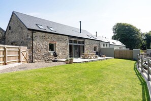 Outdoor dining - Charming Ty Tylluan in Camrose (Haverfordwest)