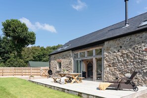 Outdoor dining - Charming Ty Tylluan in Camrose (Haverfordwest)