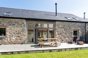 Outdoor dining - Charming Ty Tylluan in Camrose (Haverfordwest)