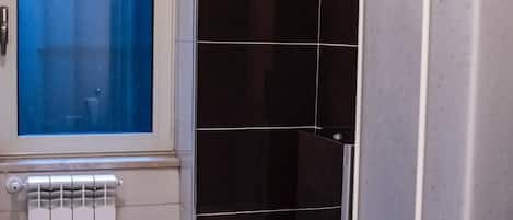 Haartrockner, HandtĂŒcher, Seife, Toilettenpapier
