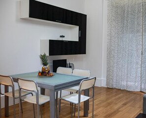 Dining - SUITABLE FOR FAMILIES AND COUPLES (Salerno)