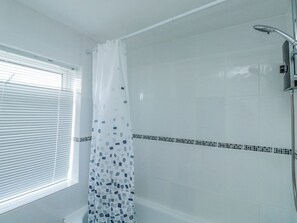 Shower - Bay View: A Charming Retreat (Paignton)