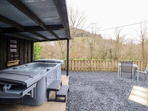 Outdoor dining - Lodge at Nadur, Machynlleth (Machynlleth)