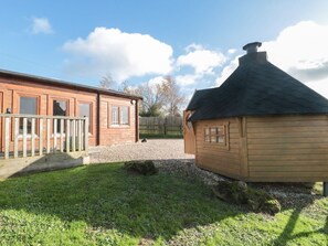 Exterior - SUNNYSIDE LODGE, dog-friendly, private garden, Crewkerne (Crewkerne)