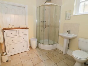 Shower - Garden View, Malvern (Malvern)