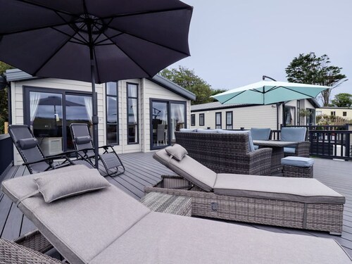 Beachcliff: Coastal Retreat Near Whipsiderry