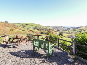 Outdoor dining - CEDAR HOUSE, Dog friendly, Llanidloes (Llanidloes)