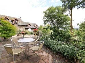 Outdoor dining - CEDAR HOUSE, Dog friendly, Llanidloes (Llanidloes)