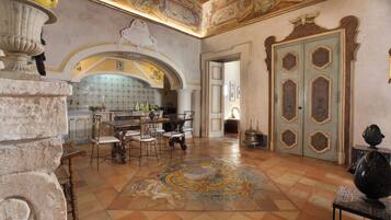 Appartamento Luxury, 2 camere da letto, vista mare | Cucina privata | Frigorifero con congelatore, microonde, forno, piano cottura