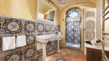 Appartamento Luxury, 2 camere da letto, vista mare | Bagno | Set di cortesia gratuito, asciugacapelli, asciugamani, sapone