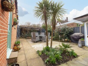 Outdoor dining - Primose Cottage, Cromer, Norfolk (Cromer)