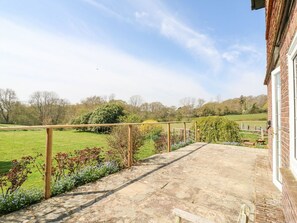 Terrace/patio - Little Danns: A Cozy Getaway (Hailsham)