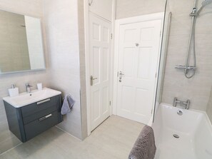 Shower - Seacoast Cottage, Castlerock (Castlerock)