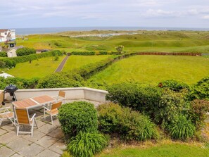 Outdoor dining - Seacoast Cottage, Castlerock (Castlerock)