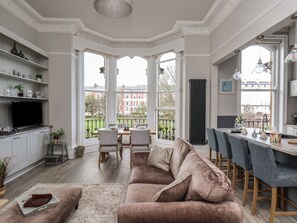 Living area - ARCHIE'S ANCHOR: Cozy Retreat (Scarborough)