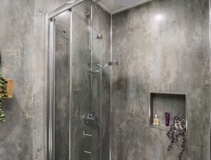 Shower - ARCHIE'S ANCHOR: Cozy Retreat (Scarborough)