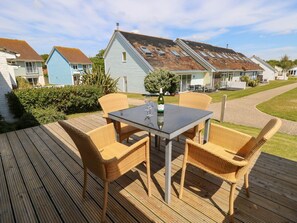 Outdoor dining - Cape 11: A Coastal Retreat (Yarmouth)