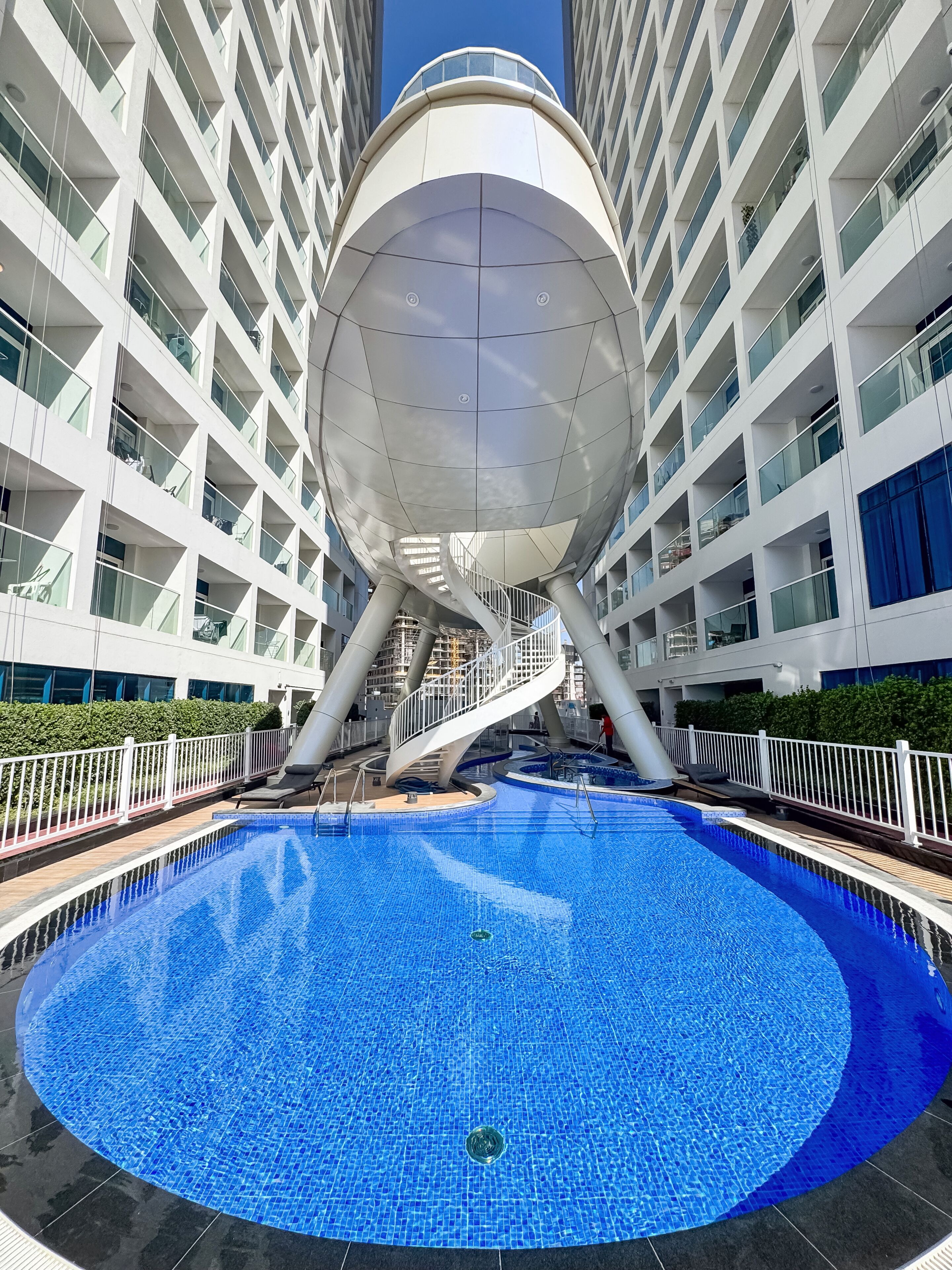 2 piscines extérieures
