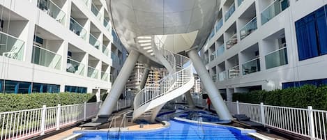2 hồ bơi ngoài trời