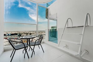 Exclusive-Studio, 1 Queen-Bett, eigener Pool, Stadtblick | Balkon