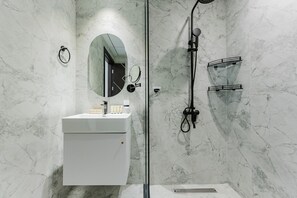 Studio Exclusif, 1 grand lit, piscine privée, vue ville | Salle de bain | Douche, sèche-cheveux, chaussons, bidet