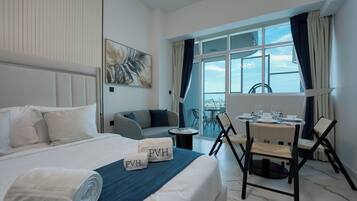 Estudio superior, 1 cama Queen size, alberca privada, vista a la ciudad | Interior