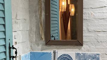 Classic Double Room, Balcony, Garden View | Bathroom